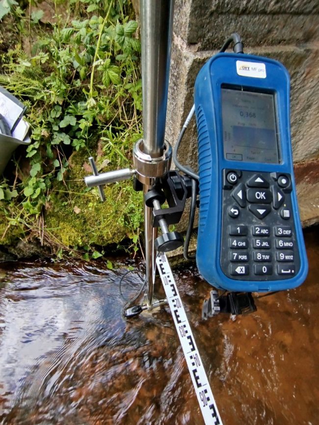 RIEau réalise un jaugeage avec un courantomètre à induction magnétique